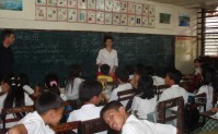 女性の会員のフィリピンでの授業風景
