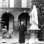 マリー・エウジェンヌ師　リジュー女子カルメル修道院中庭のテレーズの像の前で