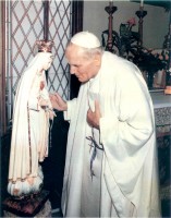 福者ヨハネ・パウロ２世前教皇ファチマの聖母のご像の前で